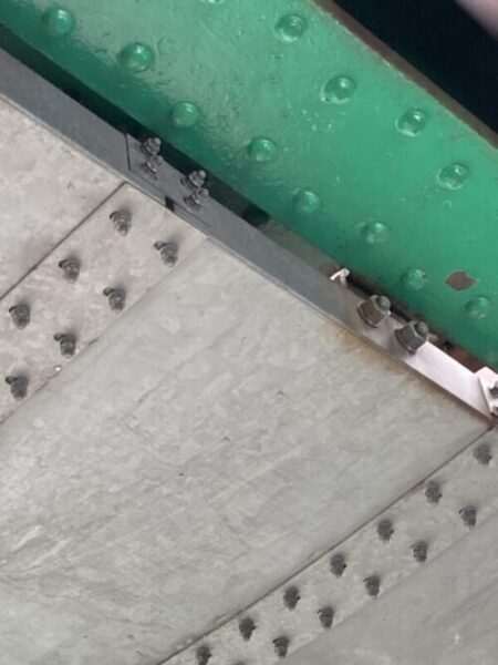 橋梁下の落下防止　防塵板の締結