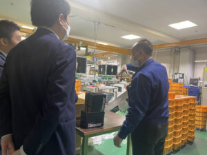 工場見学をされる熊志会の皆様